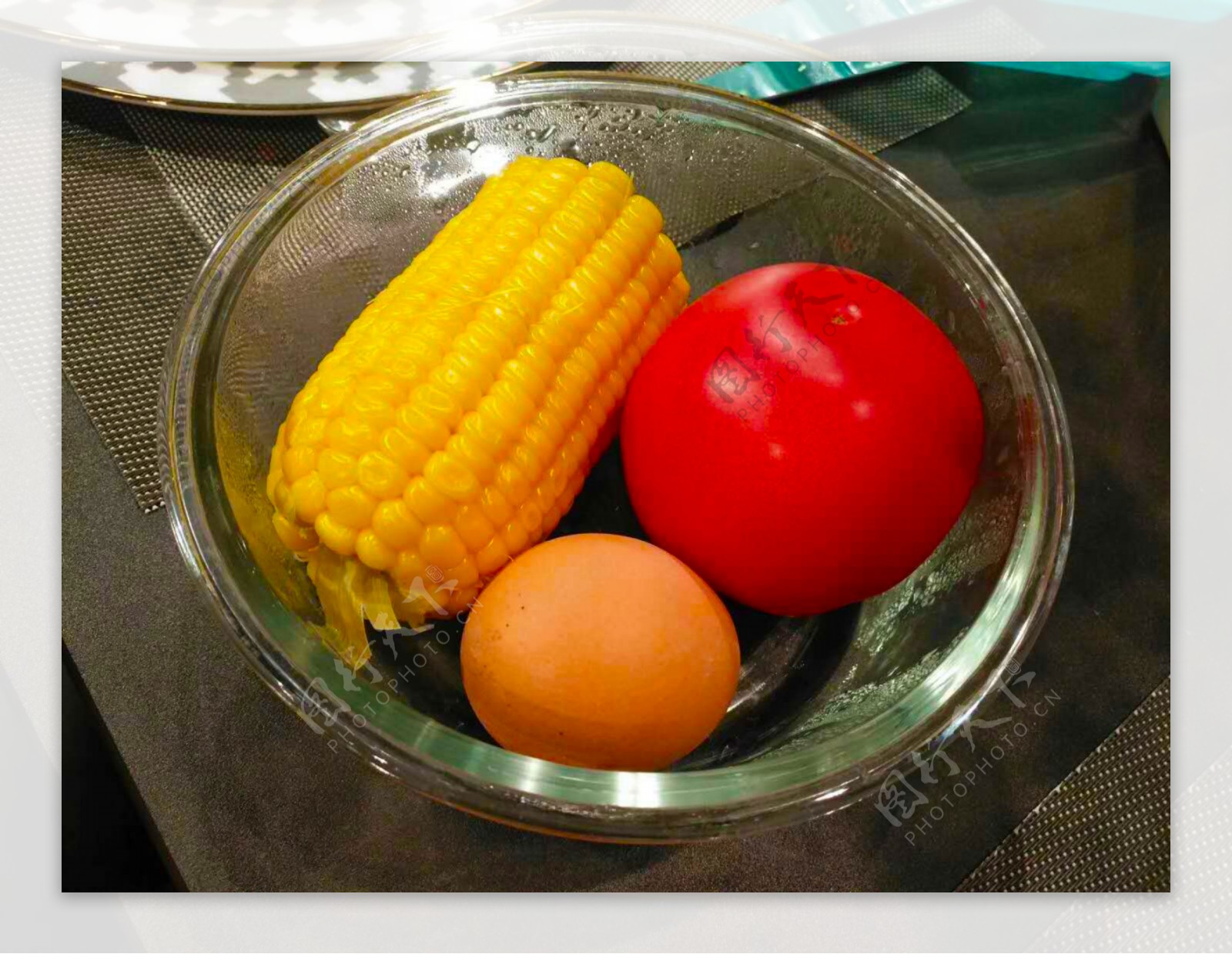 玉米西红柿鸡蛋摄影图