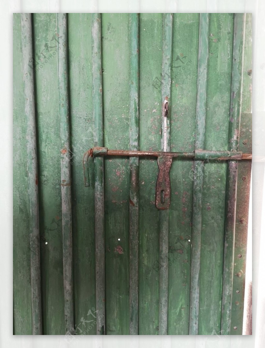 绿色铁门