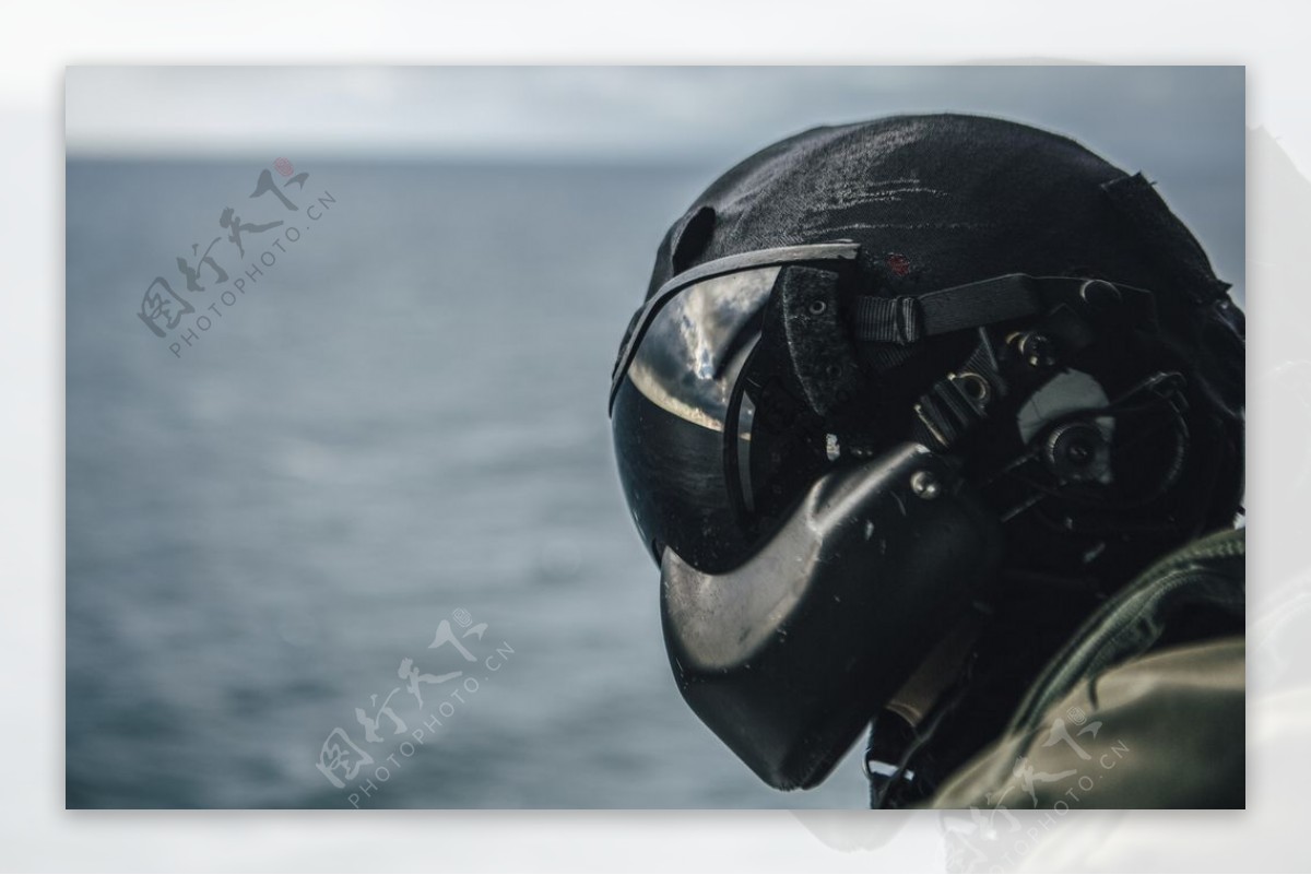 飞行员头盔海面背景