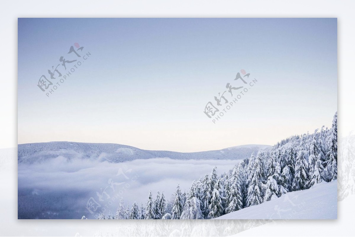 雪山和冬雾