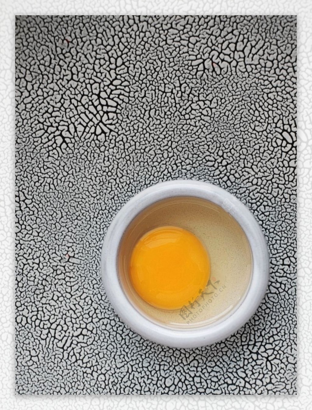 一颗装在白色碗里的蛋黄