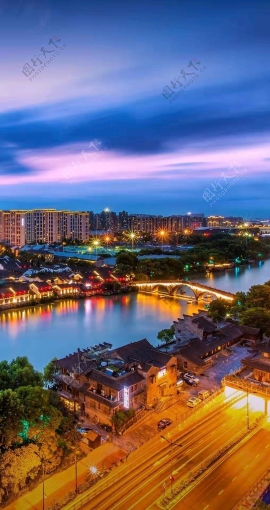 美丽的河边城市夜景图