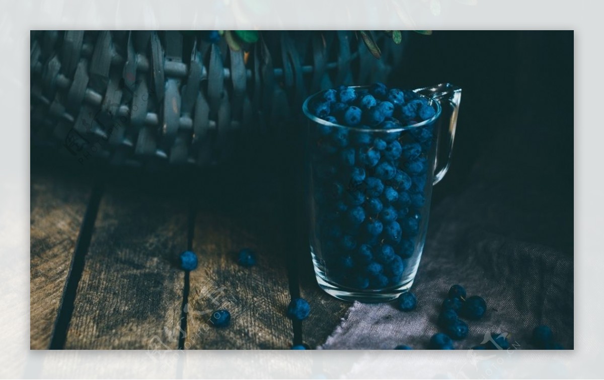 蓝莓水果玻璃杯背景