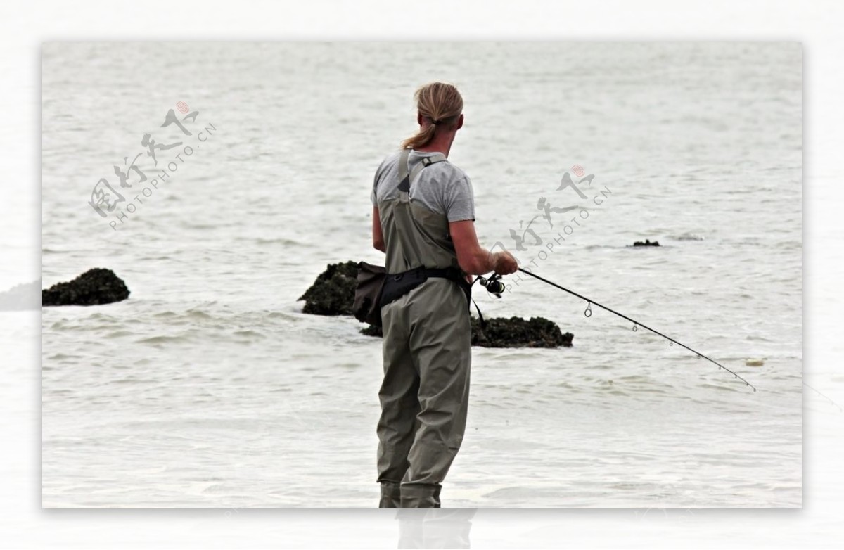 男人钓鱼背景图