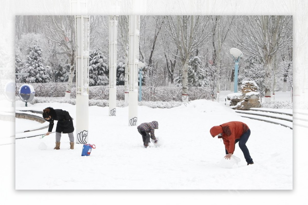 孩子玩雪