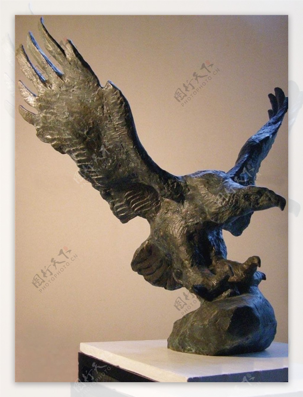 鹰雕塑