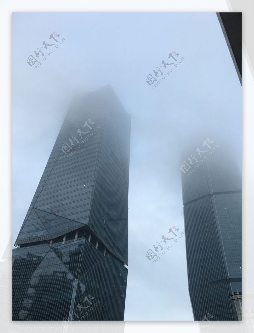 雾里的大楼