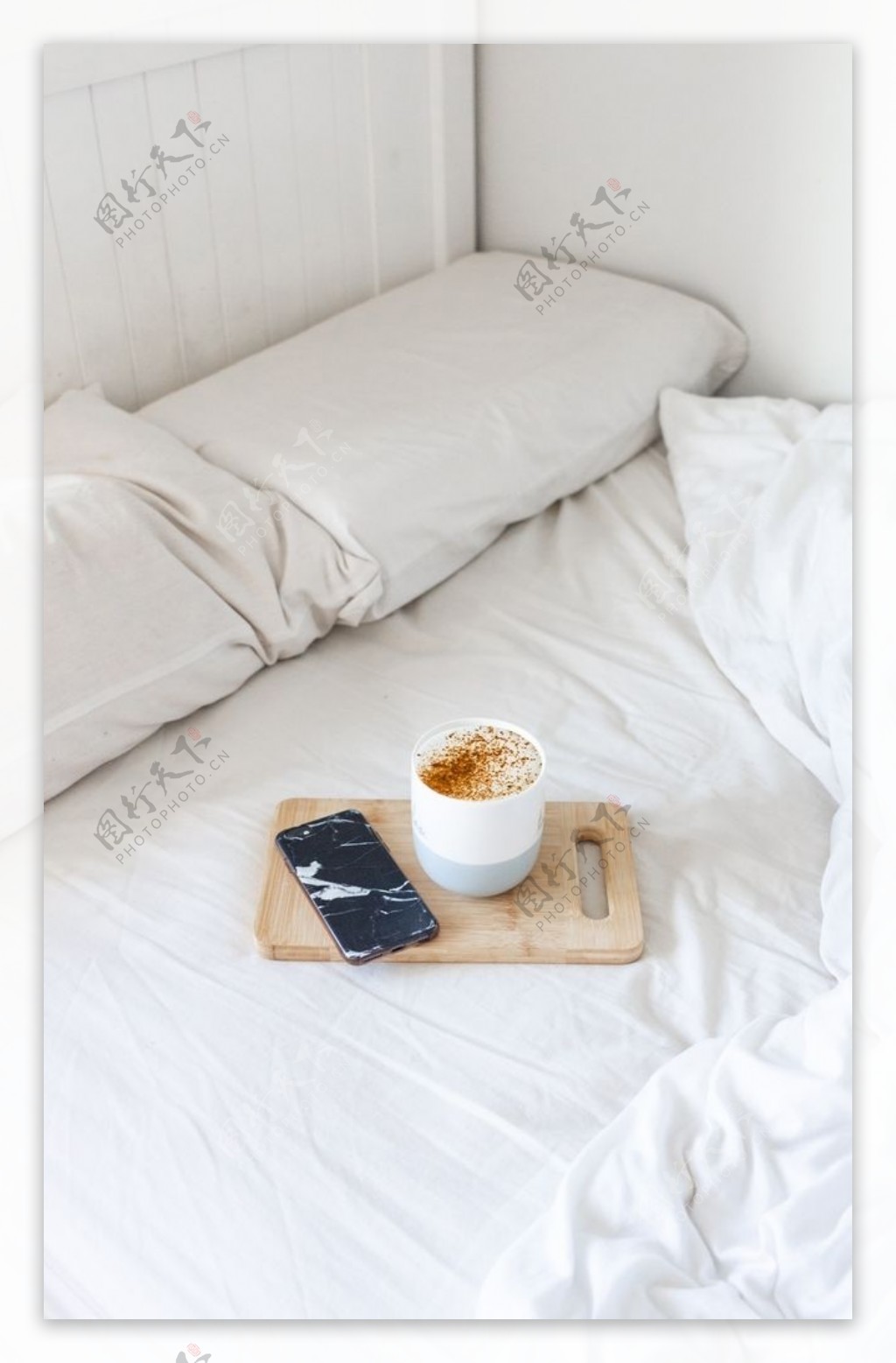 床上的咖啡与手机