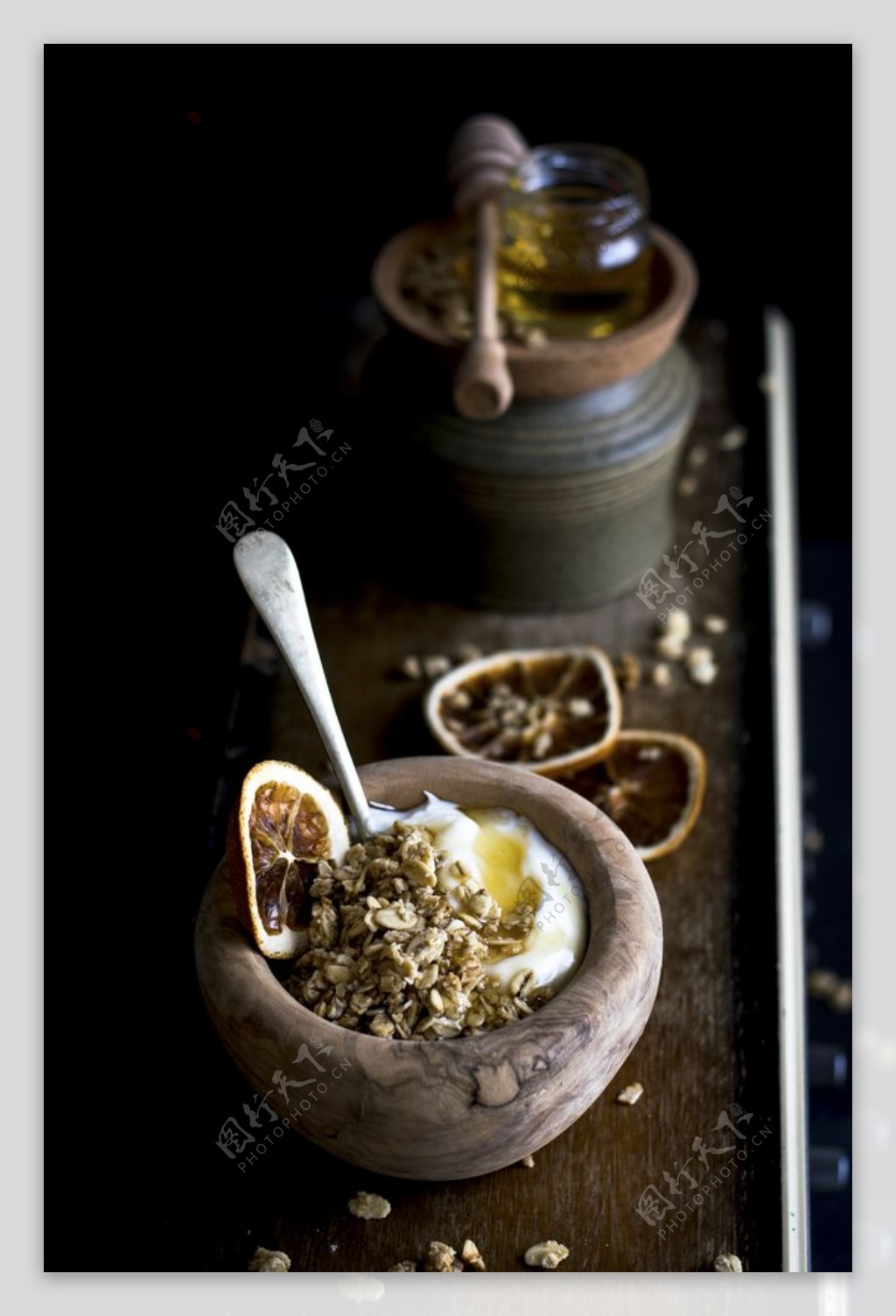 希腊酸奶配椰子麦片