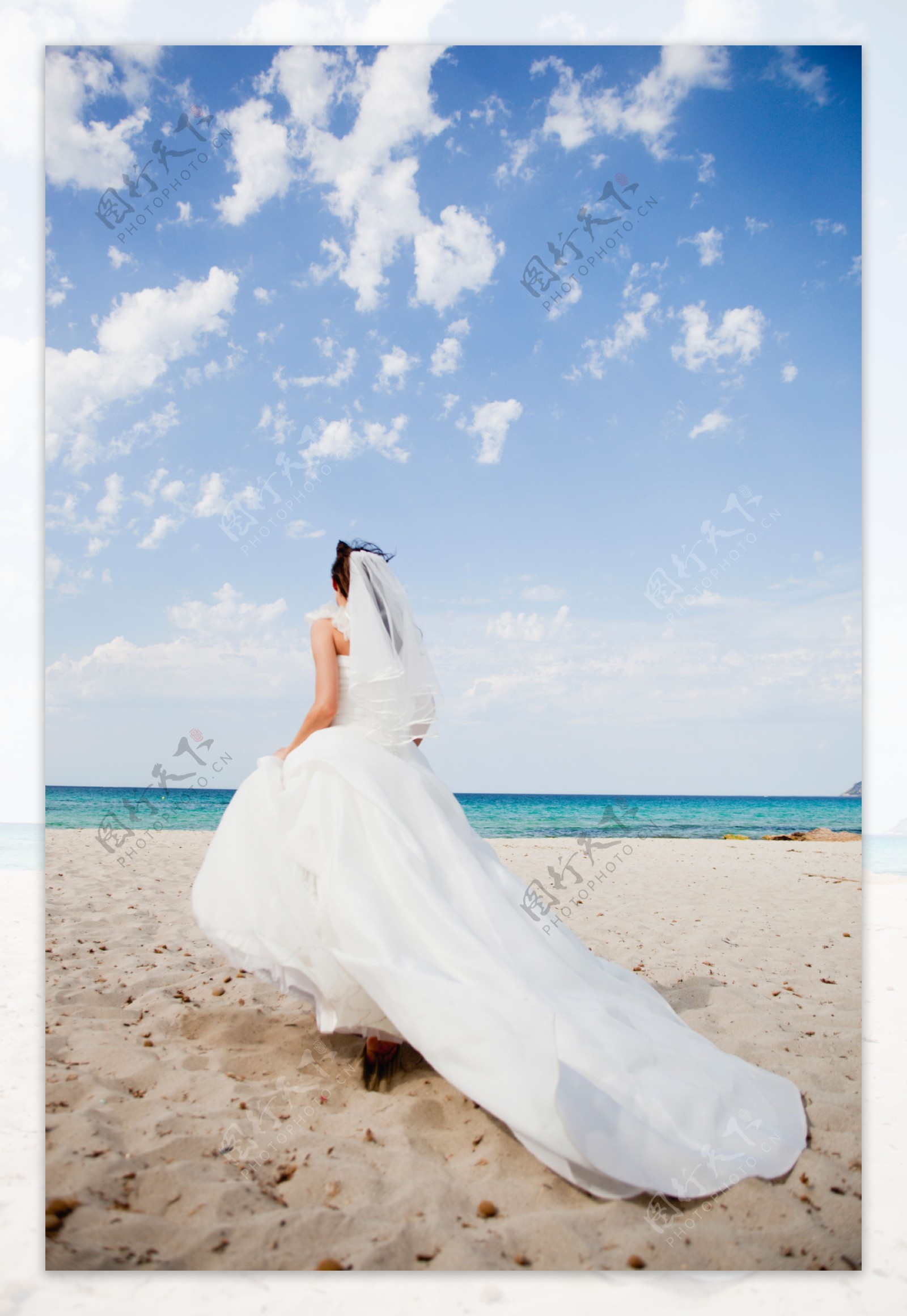 新娘在海边漫步