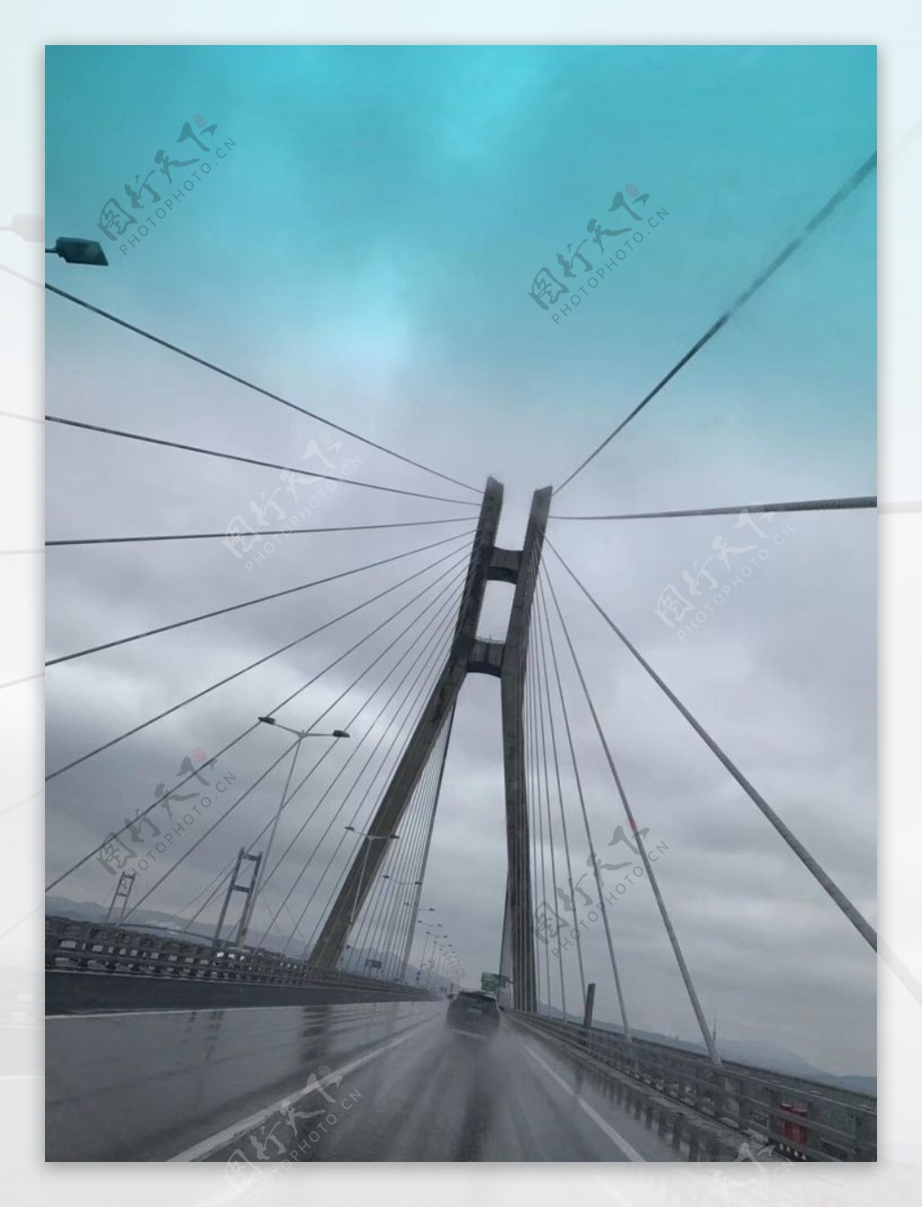 雨天的桥梁