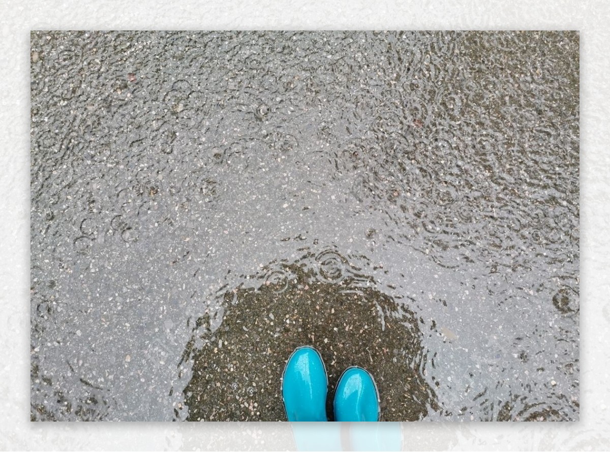 大雨涉水雨鞋徒步雨点雨中即景