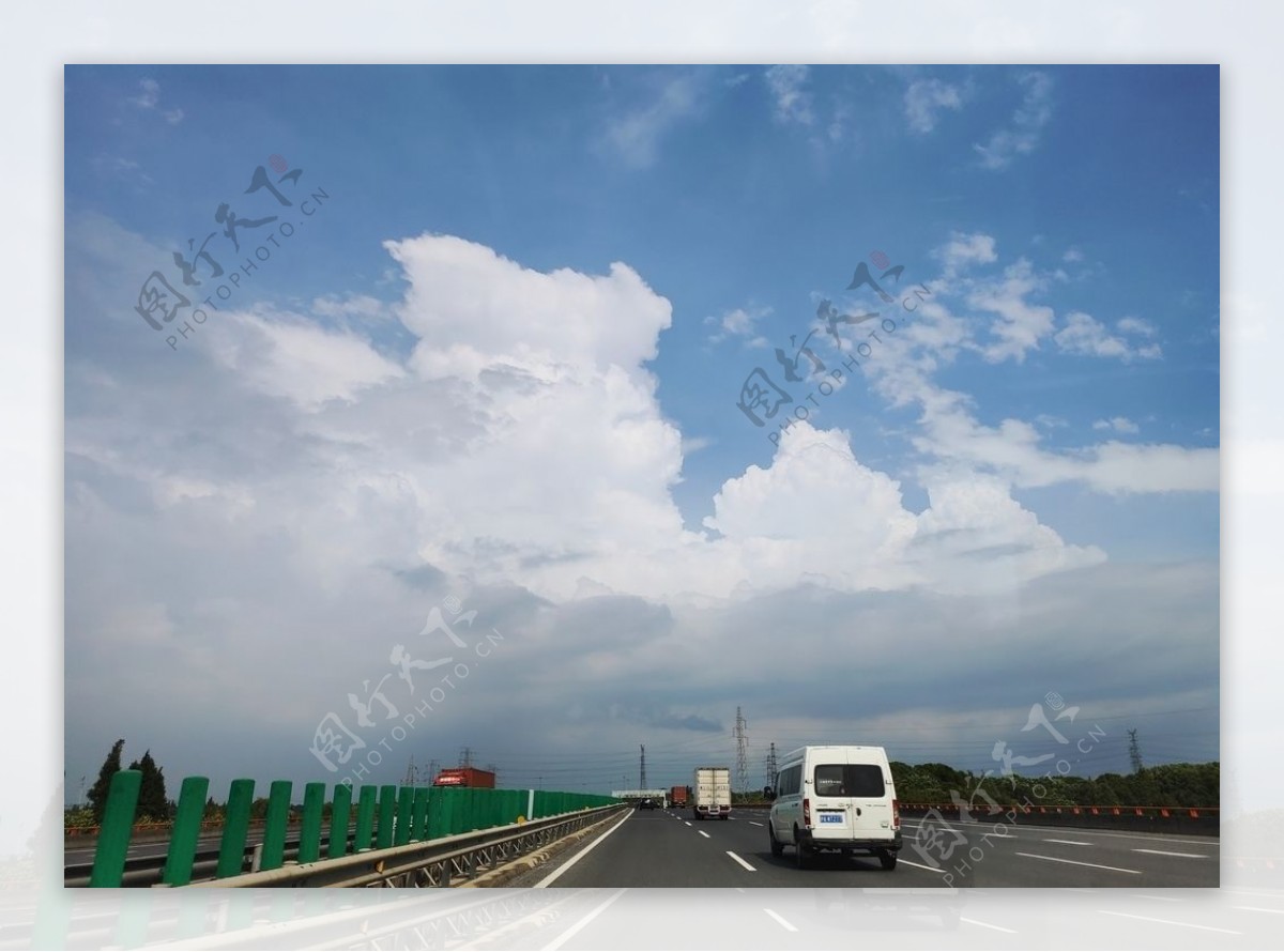 高速公路上的白云蓝天