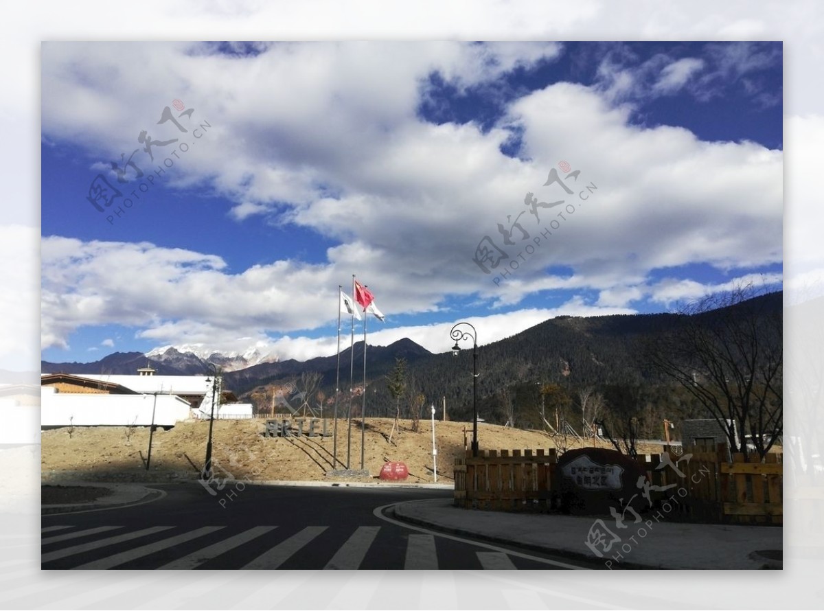 蓝天白云大山乡村风景图片