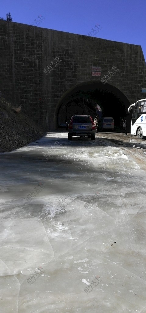 结冰的公路隧道口图片