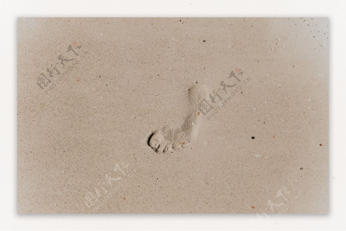 沙滩脚印简约留白自然背景图片