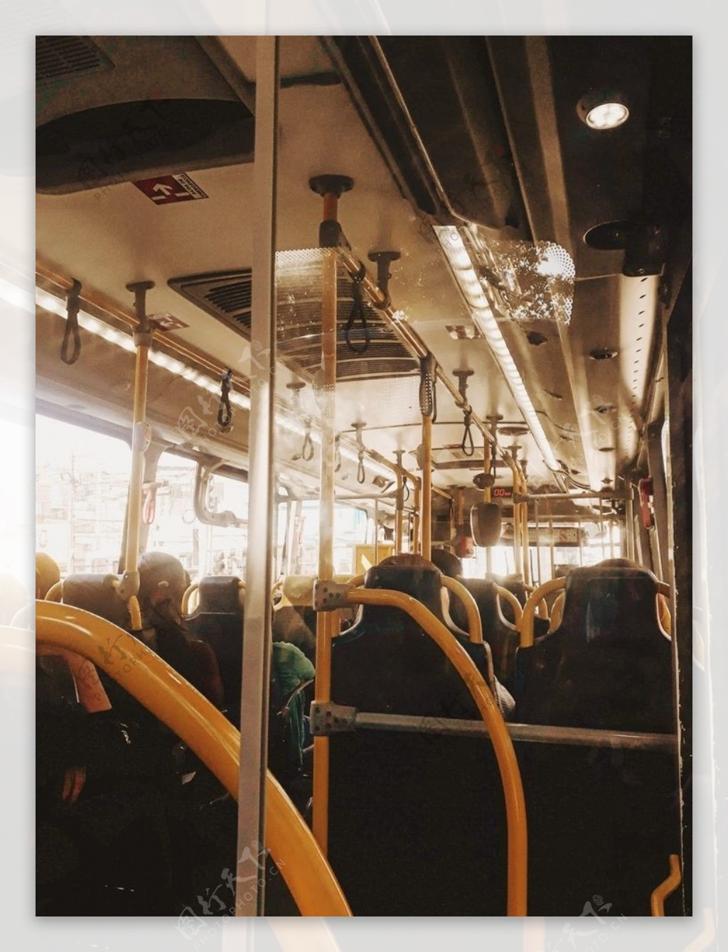 公交车车厢人群拥挤背景图片