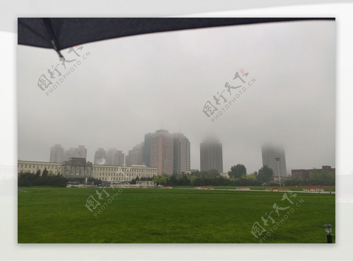 雨天的城市图片