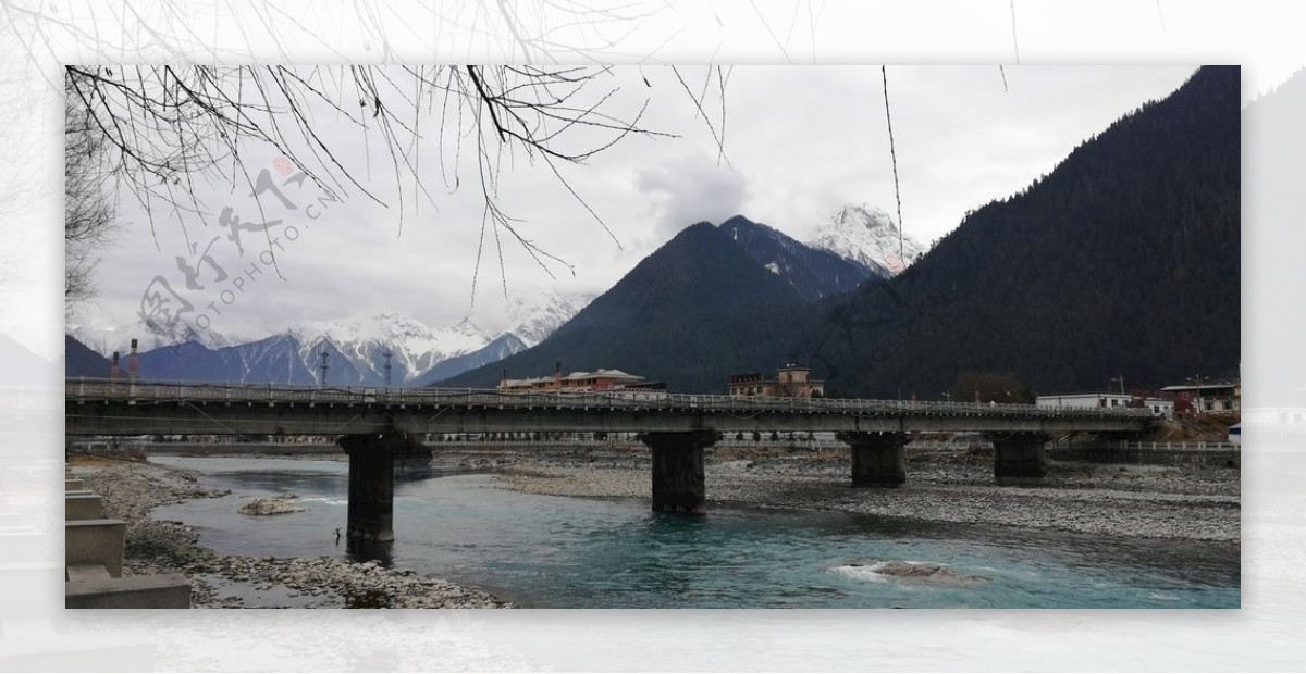 高山雪山河流大桥风景图片