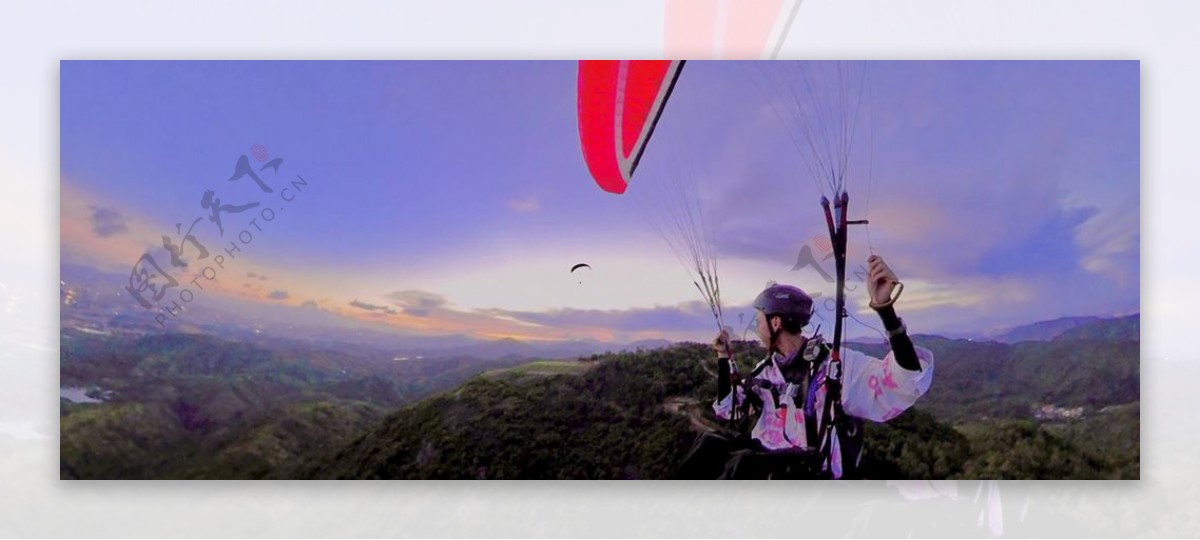 滑翔伞看夕阳图片