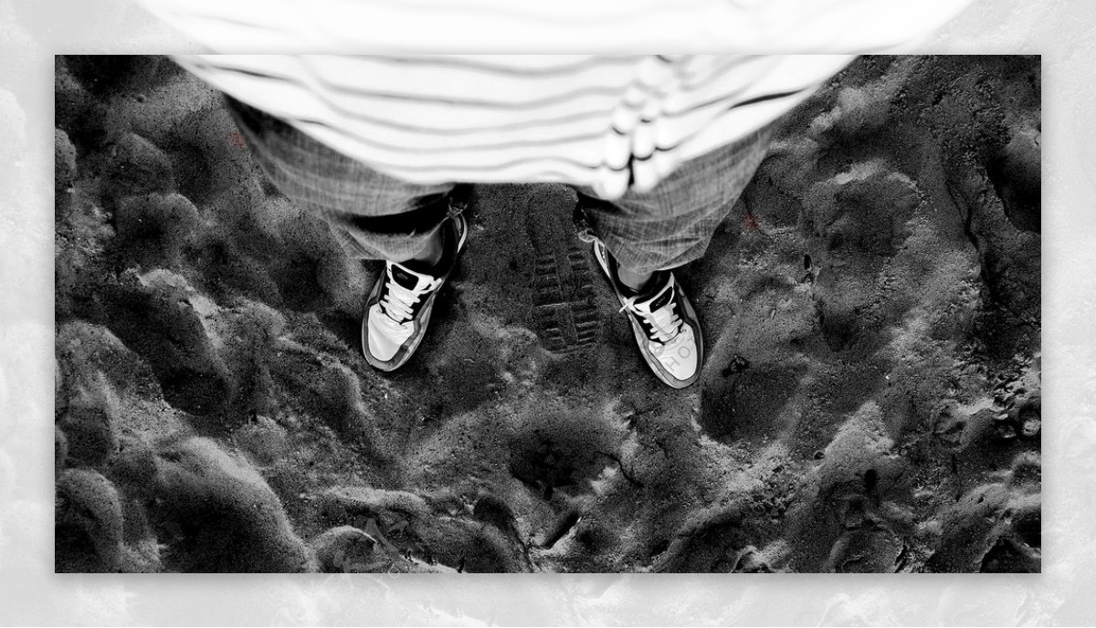 沙滩的脚印黑白图图片