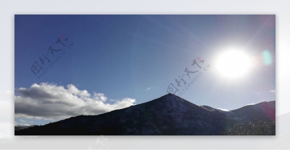 蓝天雪山太阳光芒风景图片
