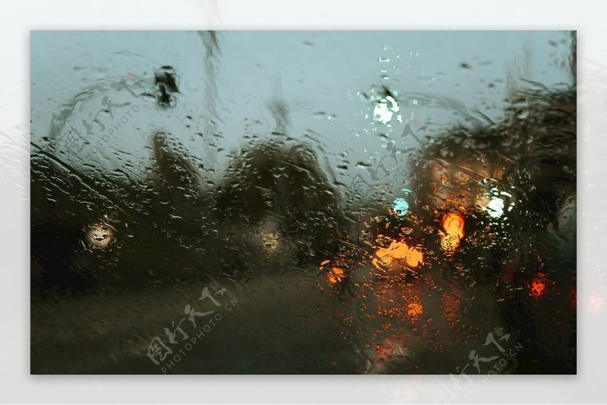 雨后的多彩耀眼雨水霓虹玻璃窗