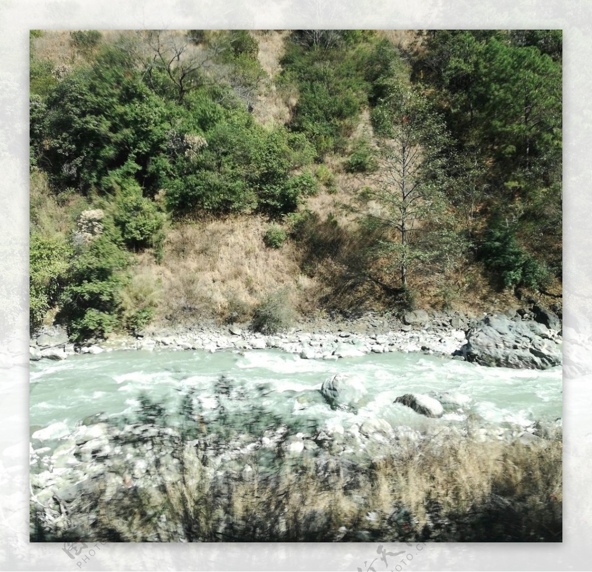 青山小河峡谷风景图片