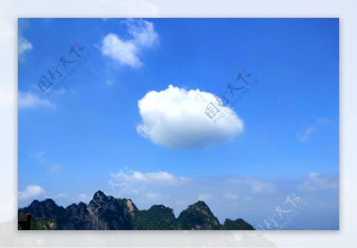 蓝天白云高山图片