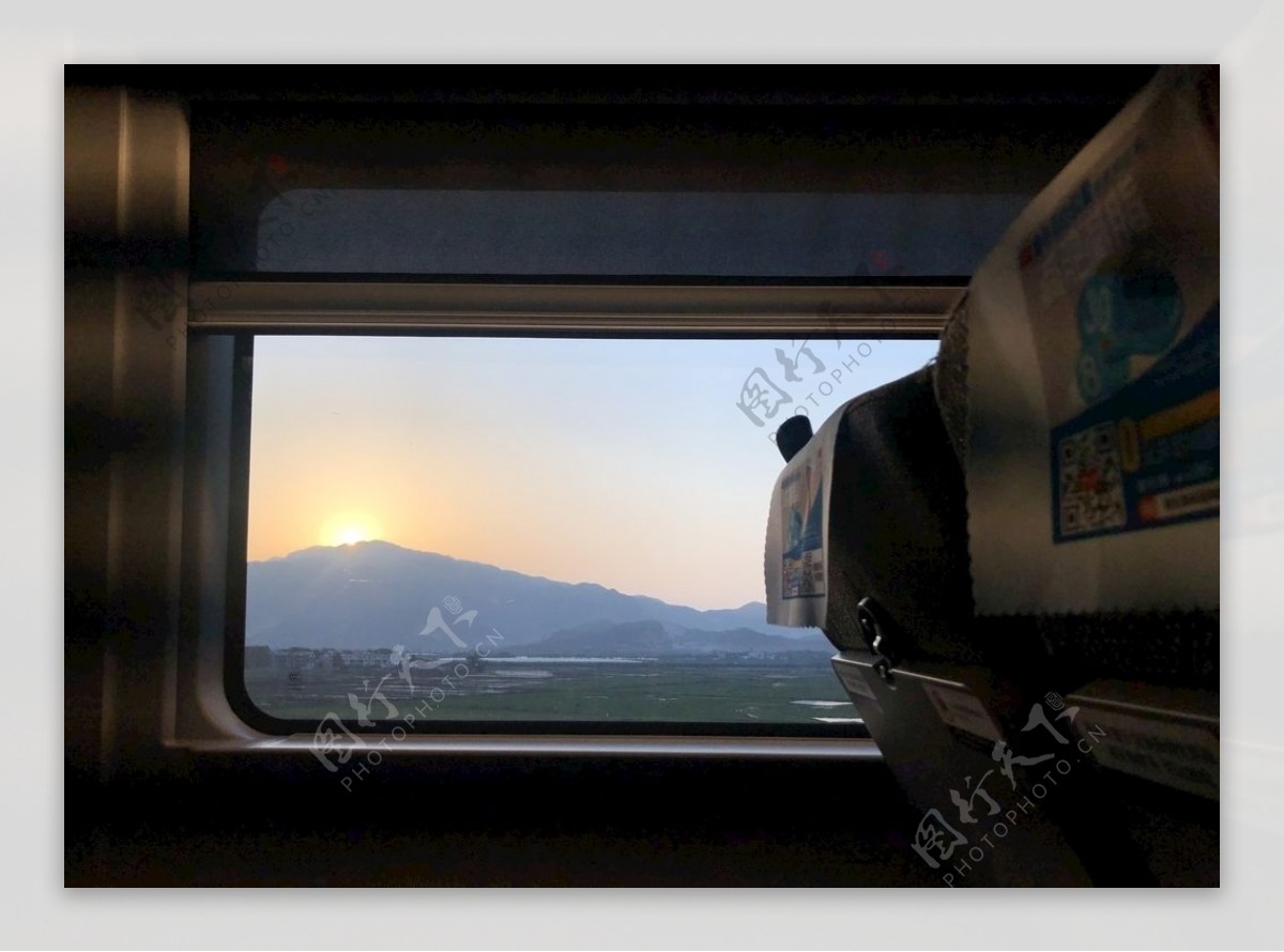 高铁夕阳图片