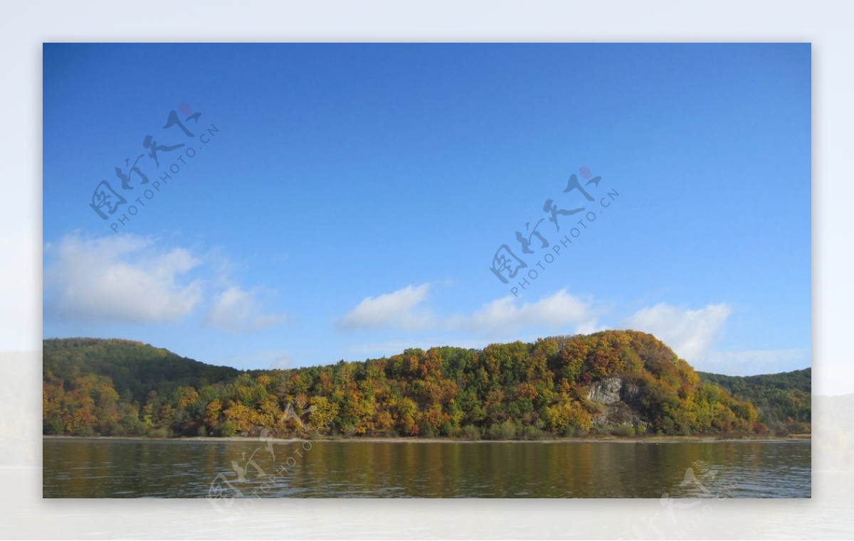 湖水远山蓝天白云和着秋天的冷风图片