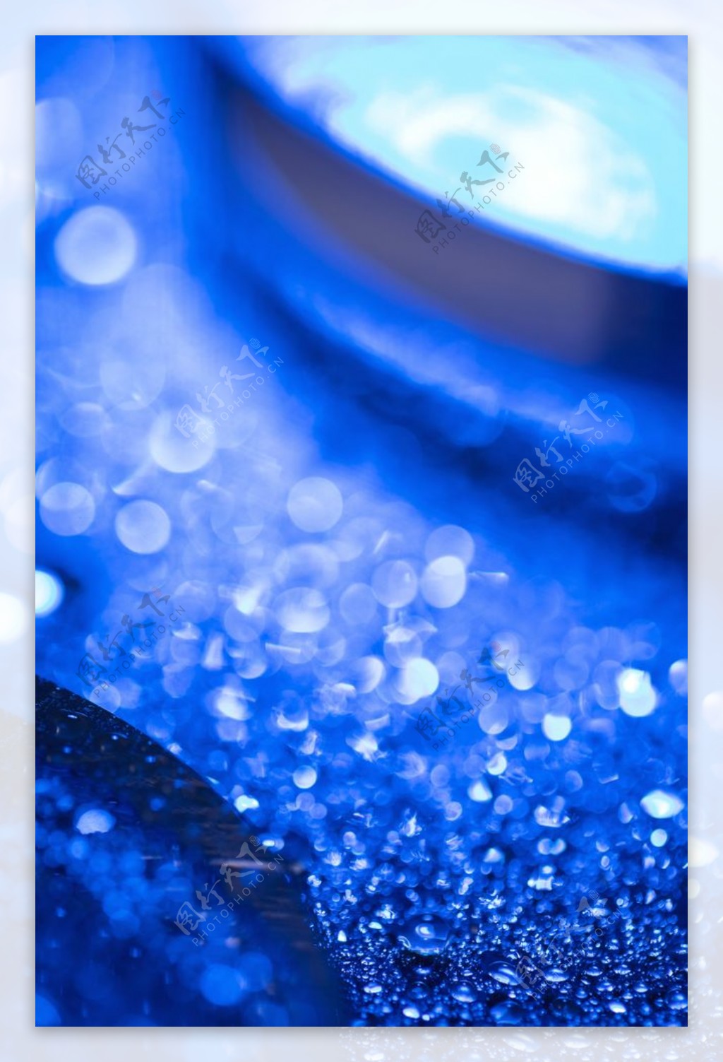 蓝色绚丽水珠背景图片