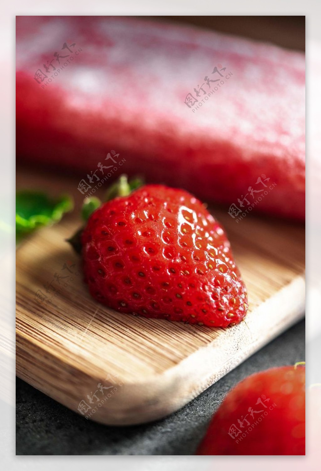 绿叶带花新鲜草莓图片素材免费下载 - 觅知网