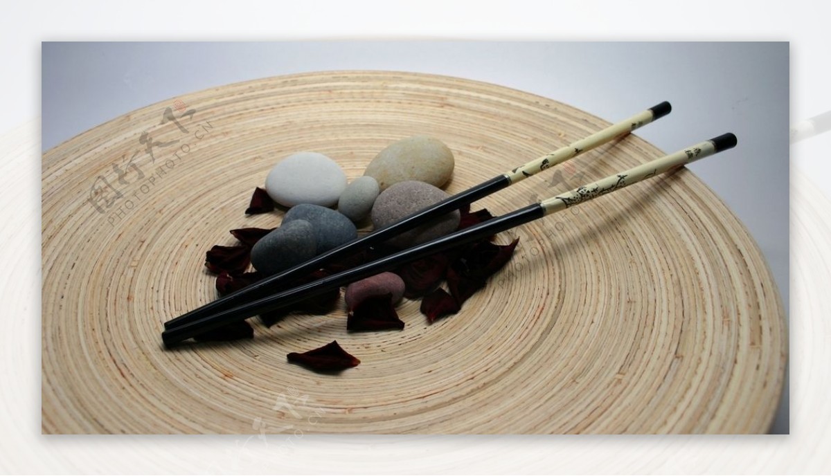 筷子鹅卵石摆在木桩上静物图图片