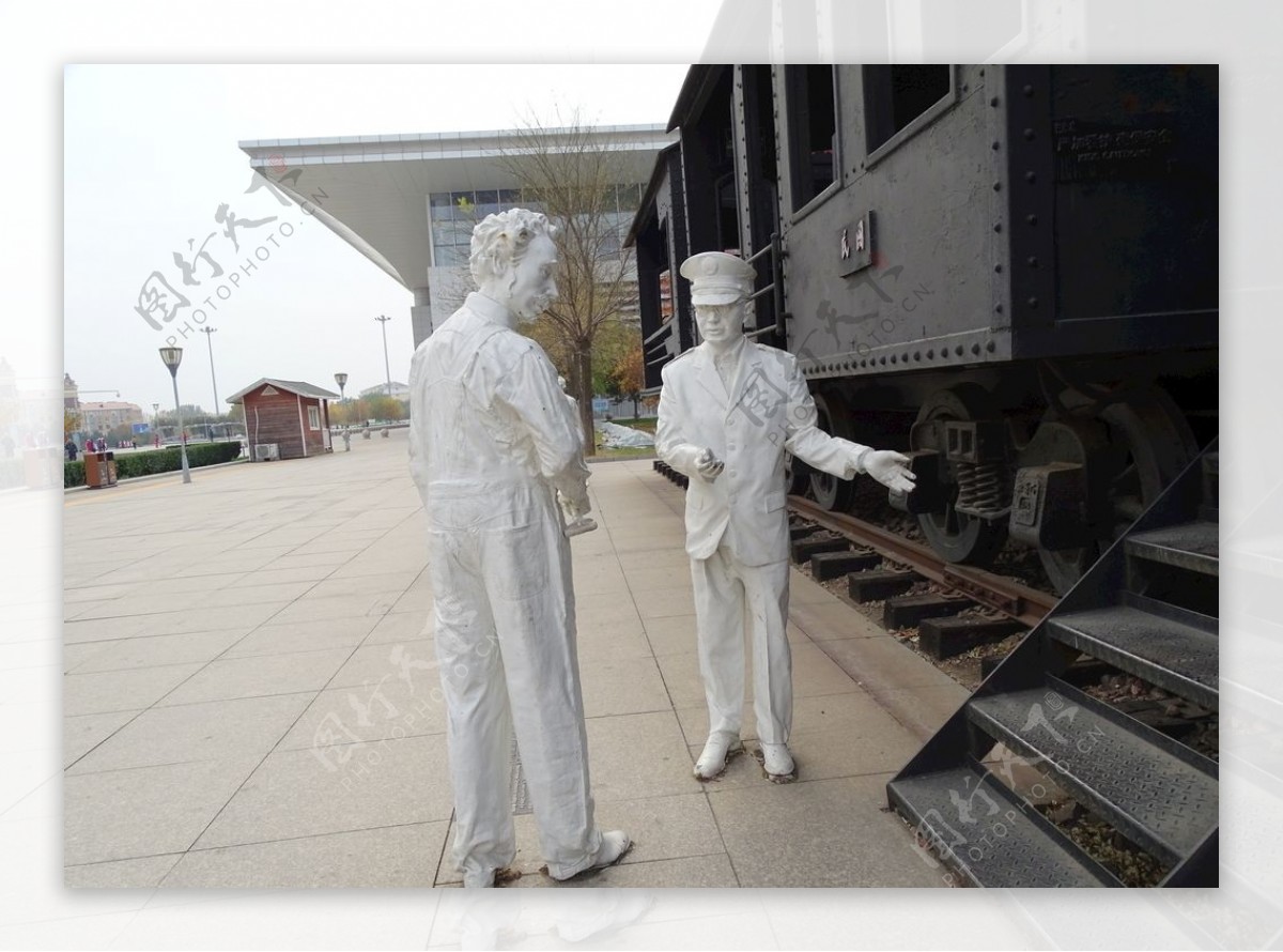 外国人列车员雕塑图片