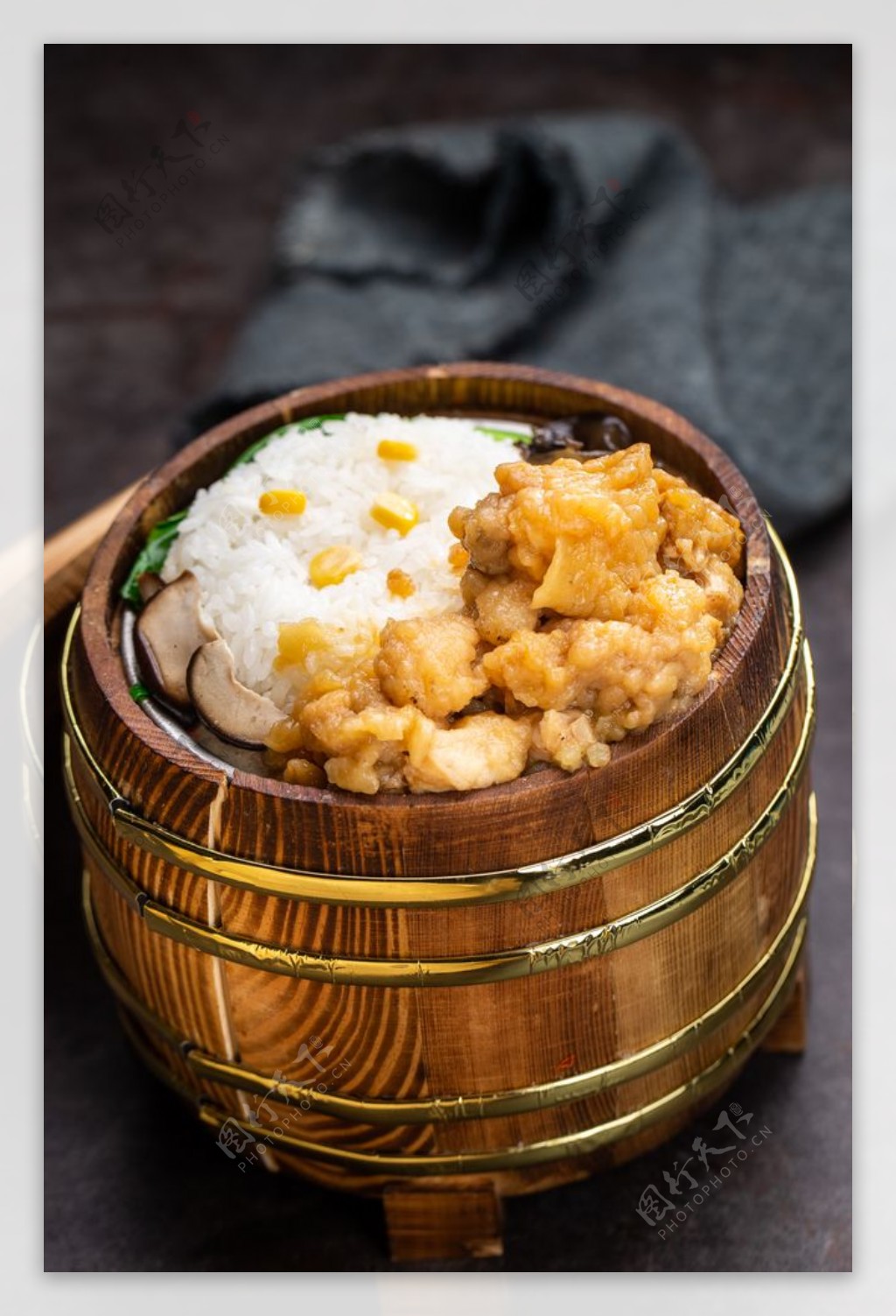小酥肉香菇木桶饭图片