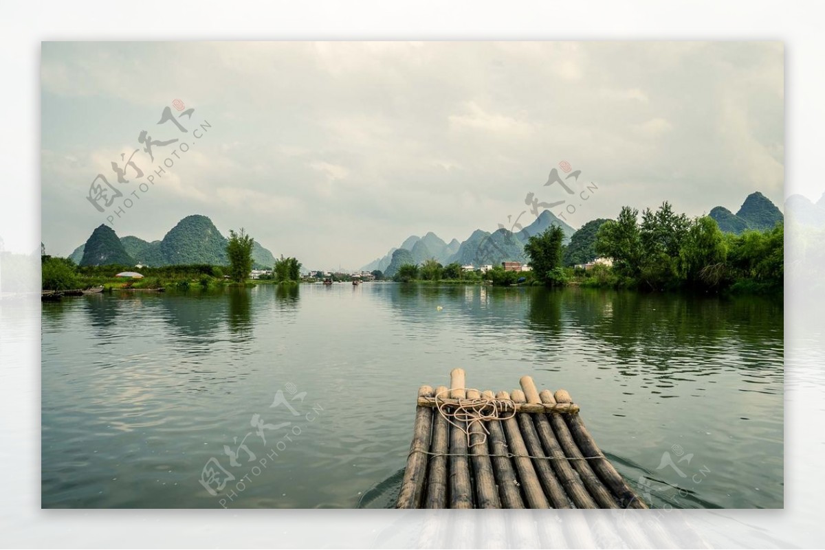 河流木筏风景图片